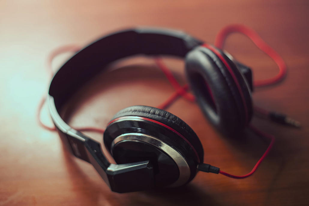 Sound Designer benötigen Kopfhörer für ihren Teil der Postproduction In der Postproduction arbeiten Sound Designer mit unterschiedlichen Kopfhörern, um die Tonqualität zu optimieren