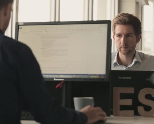 Mitarbeiter von Syspons bei der Vorbereitung von Datenvisualisierungen