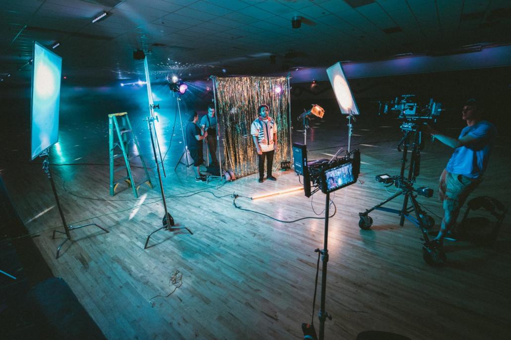Eine Live-Produktion in Vorbereitung Menschen auf einem Filmset bereiten eine Live-Produktion vor