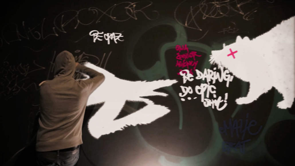 2D Animation von Graffiti auf Wand hinter Motion Designer projiziert Wir waren die Filmproduzenten und Motion Designer für den Trailer des Events