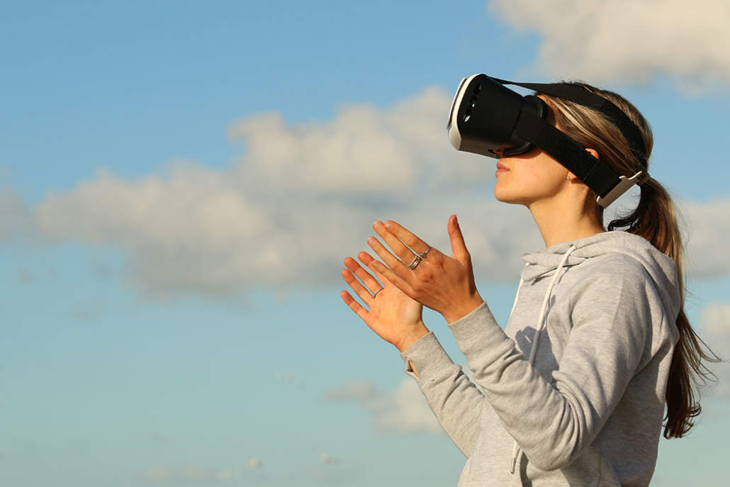 Eine Frau sieht sich draußen einen Virtual-Reality-Film an.