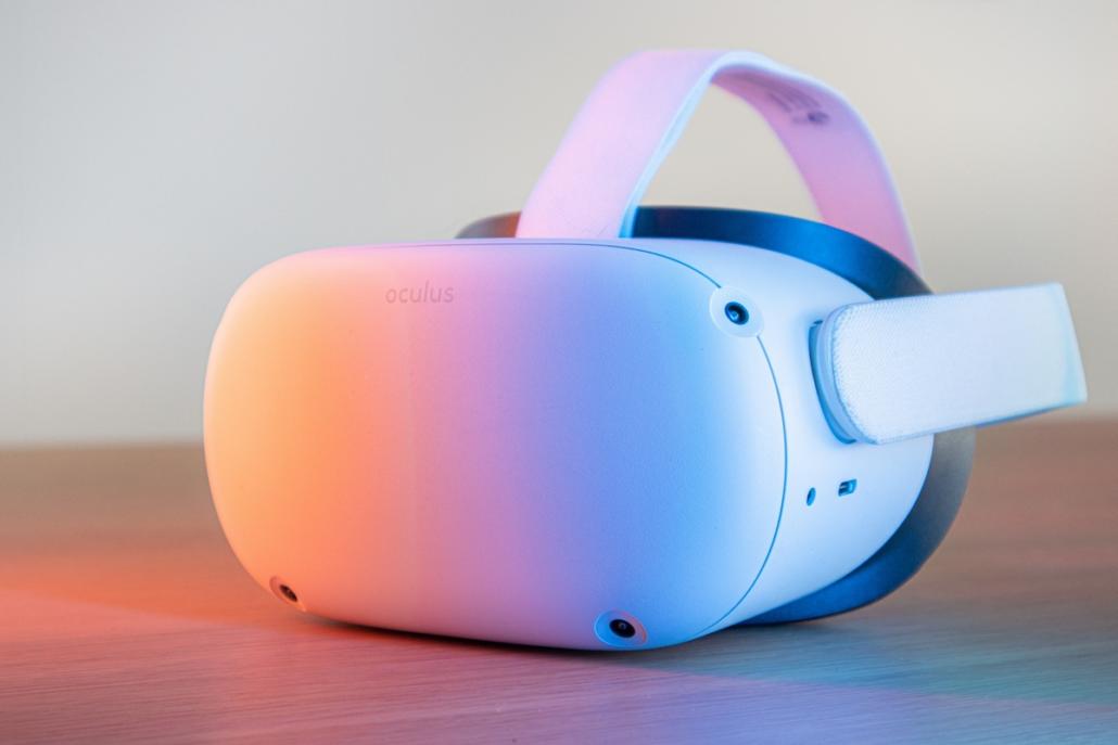Zu sehen ist in der Nahaufnahme eine bunt beleuchtete, weiße VR Brille, die für einen Virtual-Reality-Film verwendet werden kann.