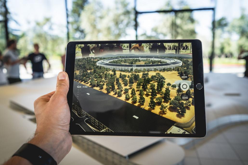 Person hält iPad mit Mixed Reality Zusatz für Imagefilme