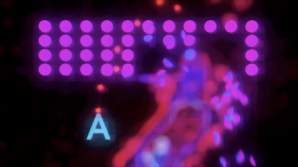 Wir sehen den Großbuchstaben A in blauer Farbe, der, wie in dem Spiel Space Invaders, Elemente, hier in kreisrunden, rosa Flächen dargestellt, abschießt.