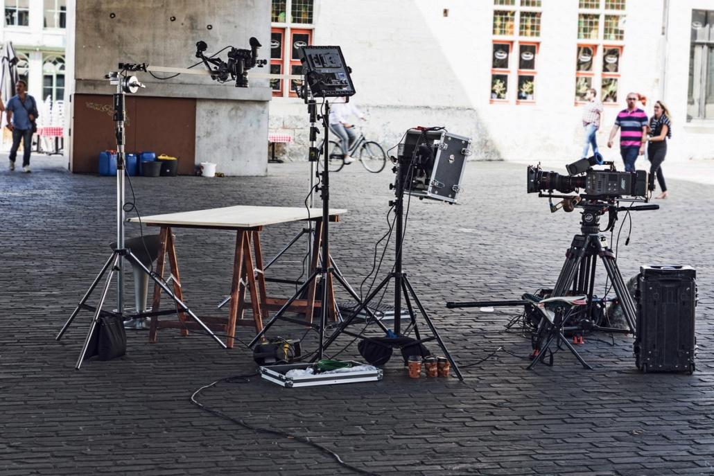 Vom Filmunternehmen Berlin eingerichtetes Set auf einer öffentlichen Straße im Schatten, um ein Produktvideo erstellen zu lassen