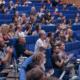 Als beauftragter Livestream-Dienstleister Berlin waren wir im Auditorium vom Langebeck-Virchow-Haus, und fotografierten die runden blau-gepolsterten Sitzreihen mit applaudierenden Menschen von der Seite.